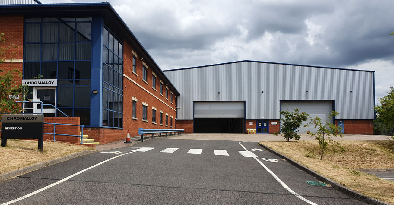 Harris Lamb markets 73,000 SQ FT warehouse with cranes on Alfreton industrial estate