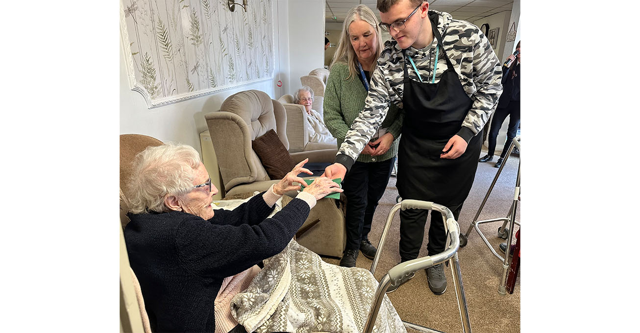 Students serve up mince pies and merriment at Chaddesden care home